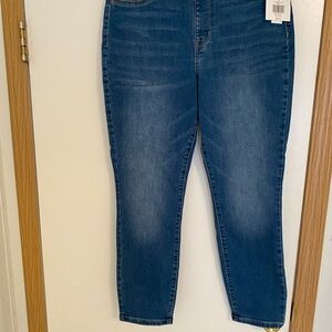 Wonderly Deep Blue Cropped Jeans